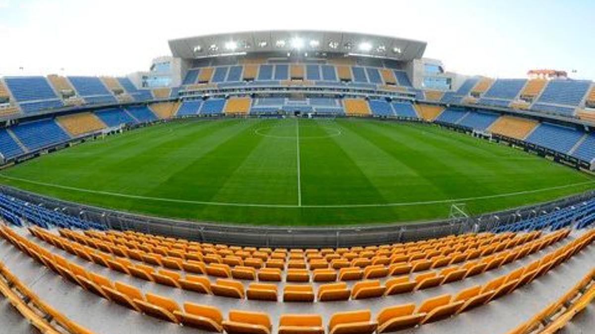 Vista del campo y las gradas del Cádiz FC.