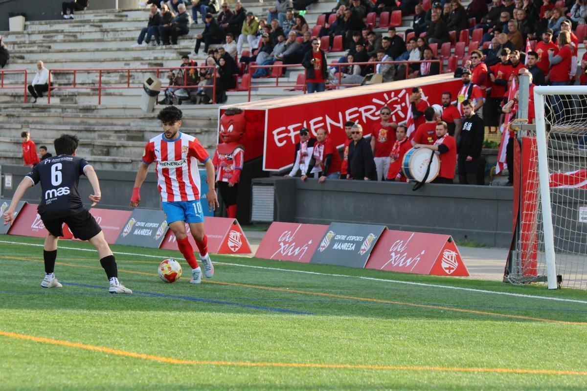 Moha Ezzarfani en una acció d'atac del Manresa