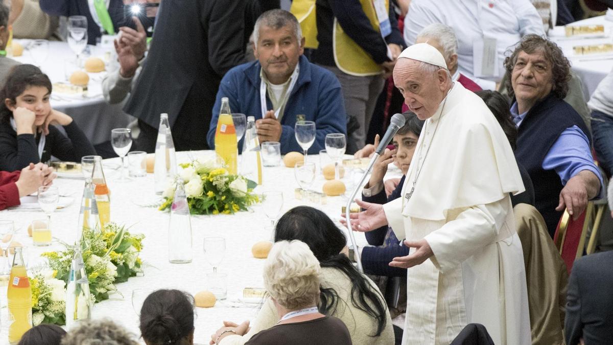 El papa Francisco se dirige a los 1.500 invitados al almuerzo del Día de los pobres, en el Vaticano, en 2017.