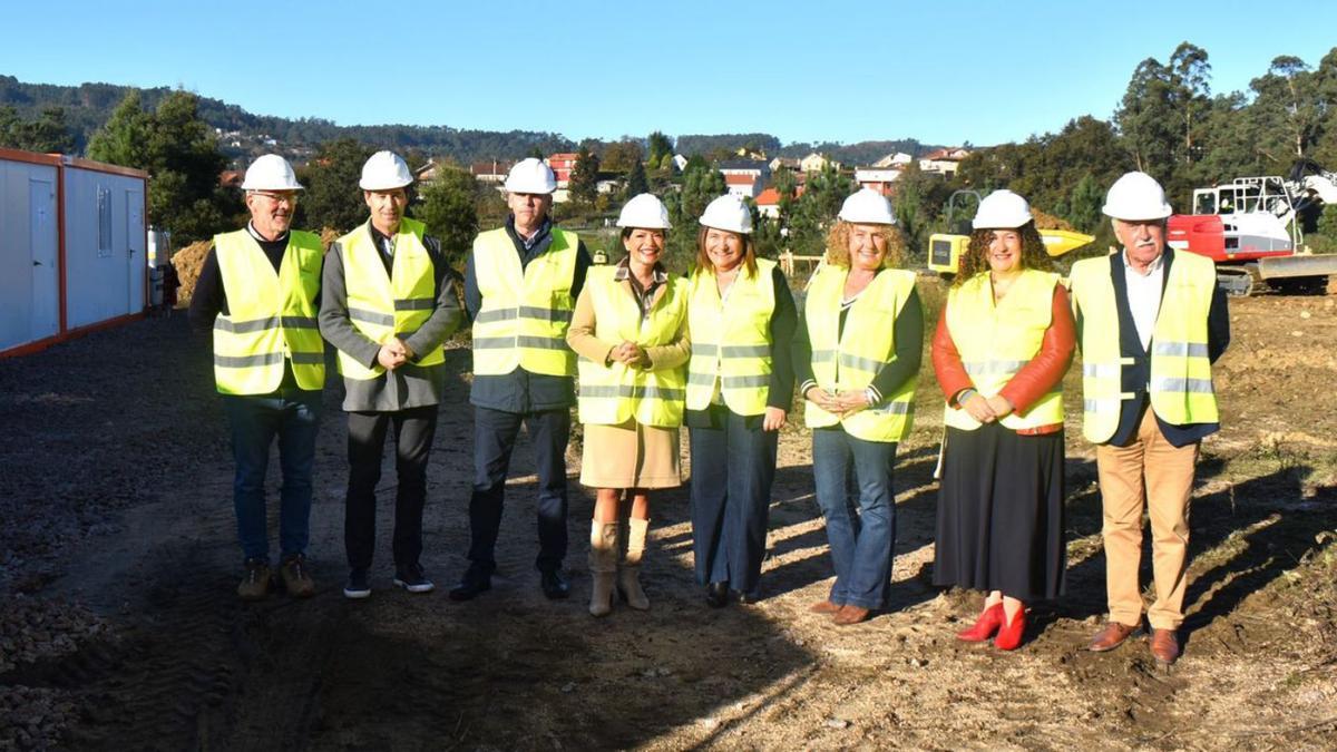 Alcaldesa, delegada de la Xunta, ediles y empresarios, ayer, en el terreno de la nueva estación.