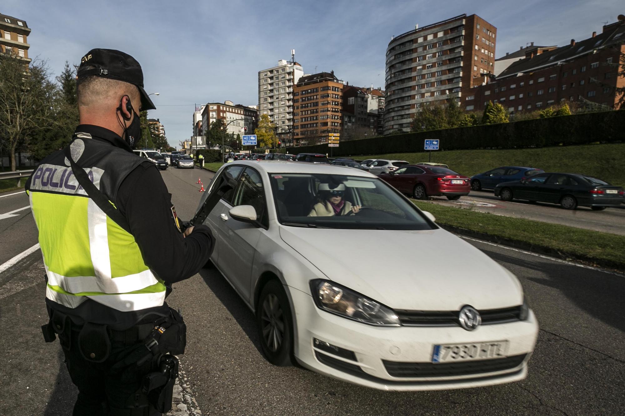 Control de la Policía Nacional en la entrada de Oviedo