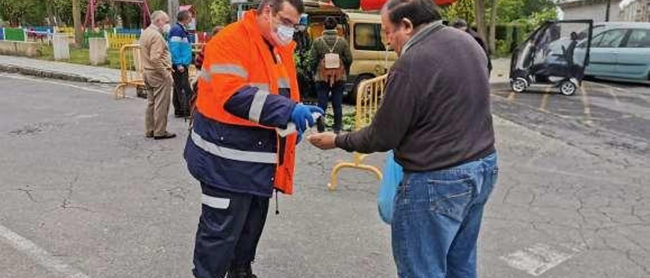 Control en los accesos a la feria de Xinzo. // FdV