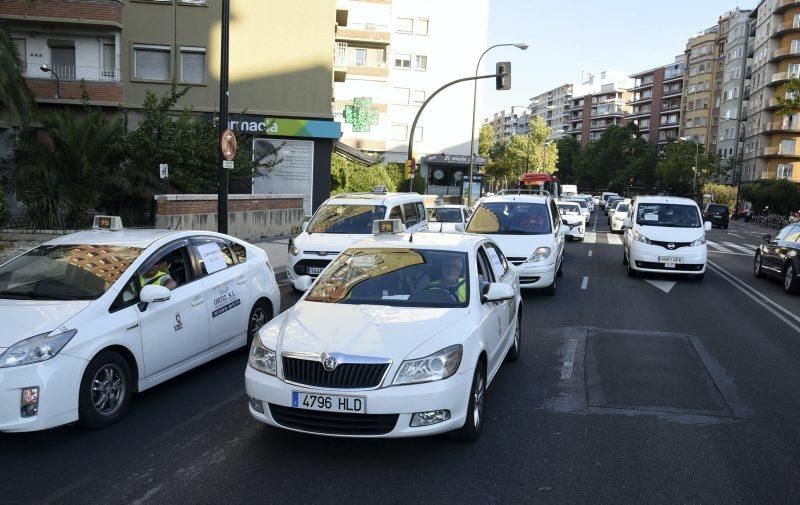 Las mejor imágenes de la jornada de movilización del taxi en Zaragoza