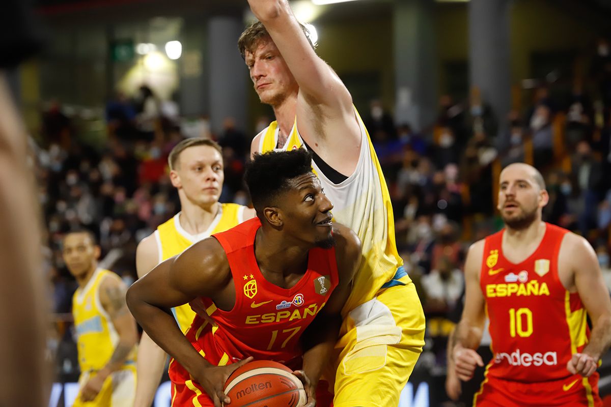 Las imágenes del partido de baloncesto España-Ucrania en Vista Alegre