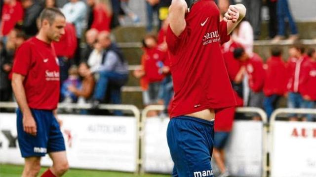 Els jugadors de l'Olot van marxar decebuts després de la derrota contra l'Europa.