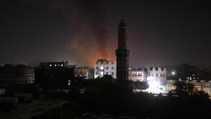 El humo se eleva desde una posición hutí tras los ataques de Estados Unidos y el Reino Unido en Saná, Yemen
