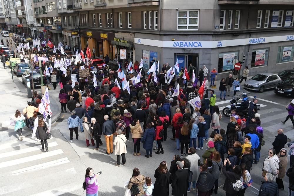 La primera de las manifestaciones convocadas para este 8-M en A Coruña, promovida por CIG, ha recorrido a mediodía las calles del centro de la ciudad.