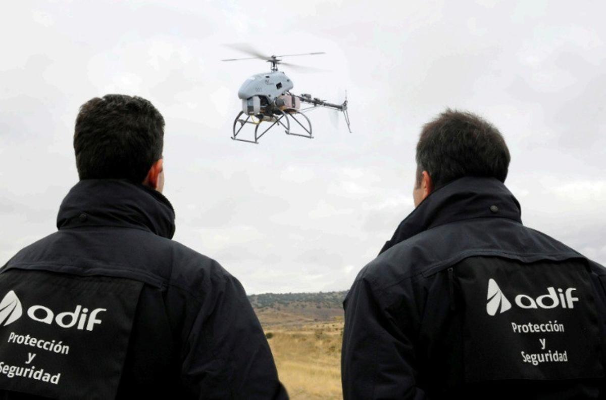 Personal de seguridad de Adif trabajando con un dron.