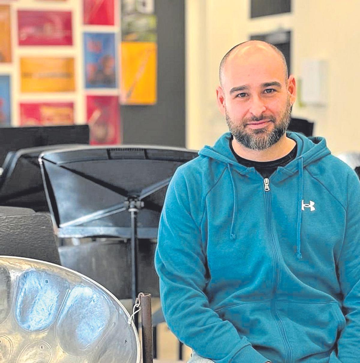 Agustín Ariza, en su aula de música en Chicago después de impartir una clase.