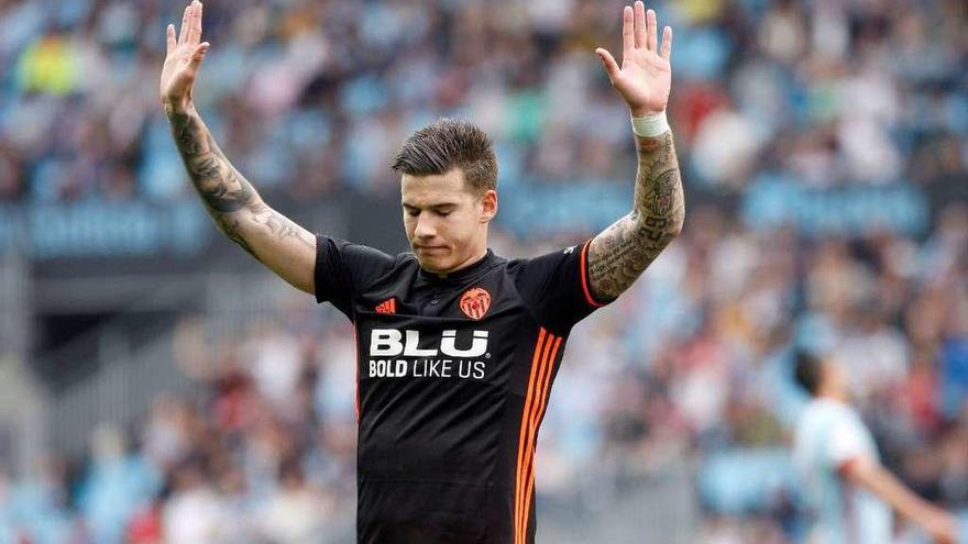 Santi Mina pide perdón a la afición del Celta por el gol marcado al equipo vigués en su penúltma visita con el Valencia a Balaídos. // Efe