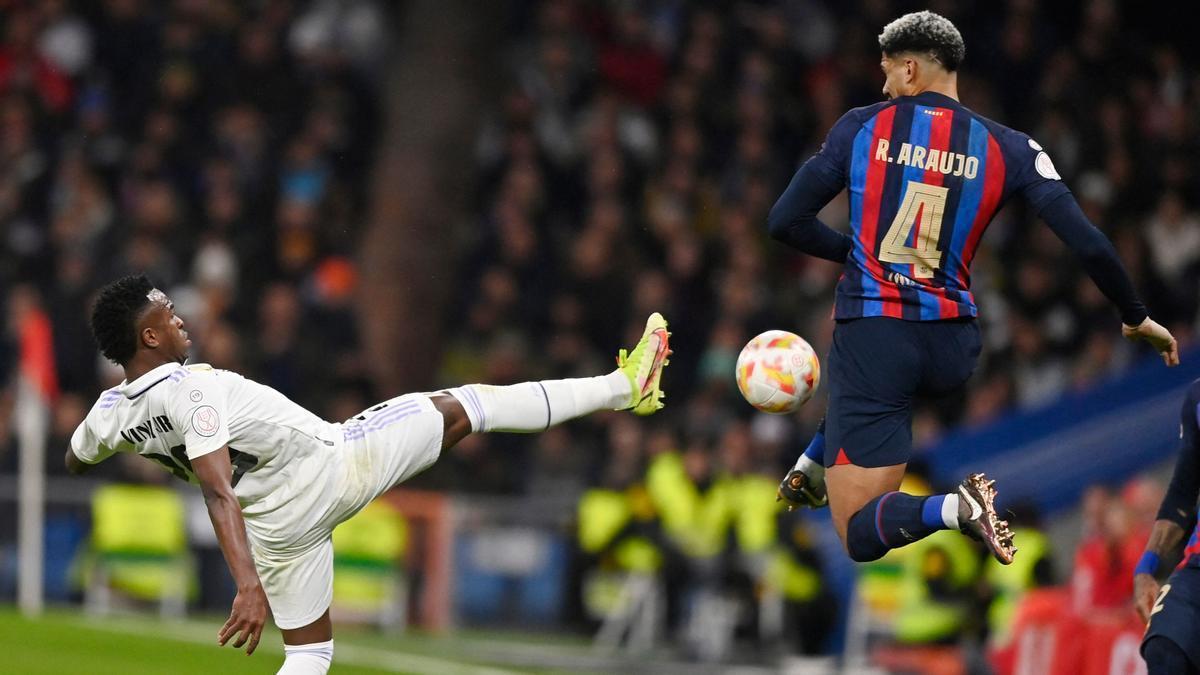 Araujo se adelanta a Vinicius en el Madrid-Barça de Copa en el Bernabéu.