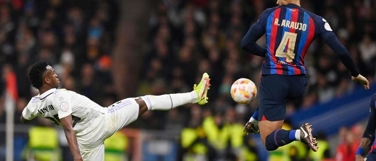 Araujo se adelanta a Vinicius en el Madrid-Barça de Copa en el Bernabéu.