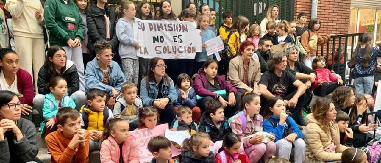 Geles García, en el centro, junto a alumnos, padres y profesores durante la sentada de este miércoles