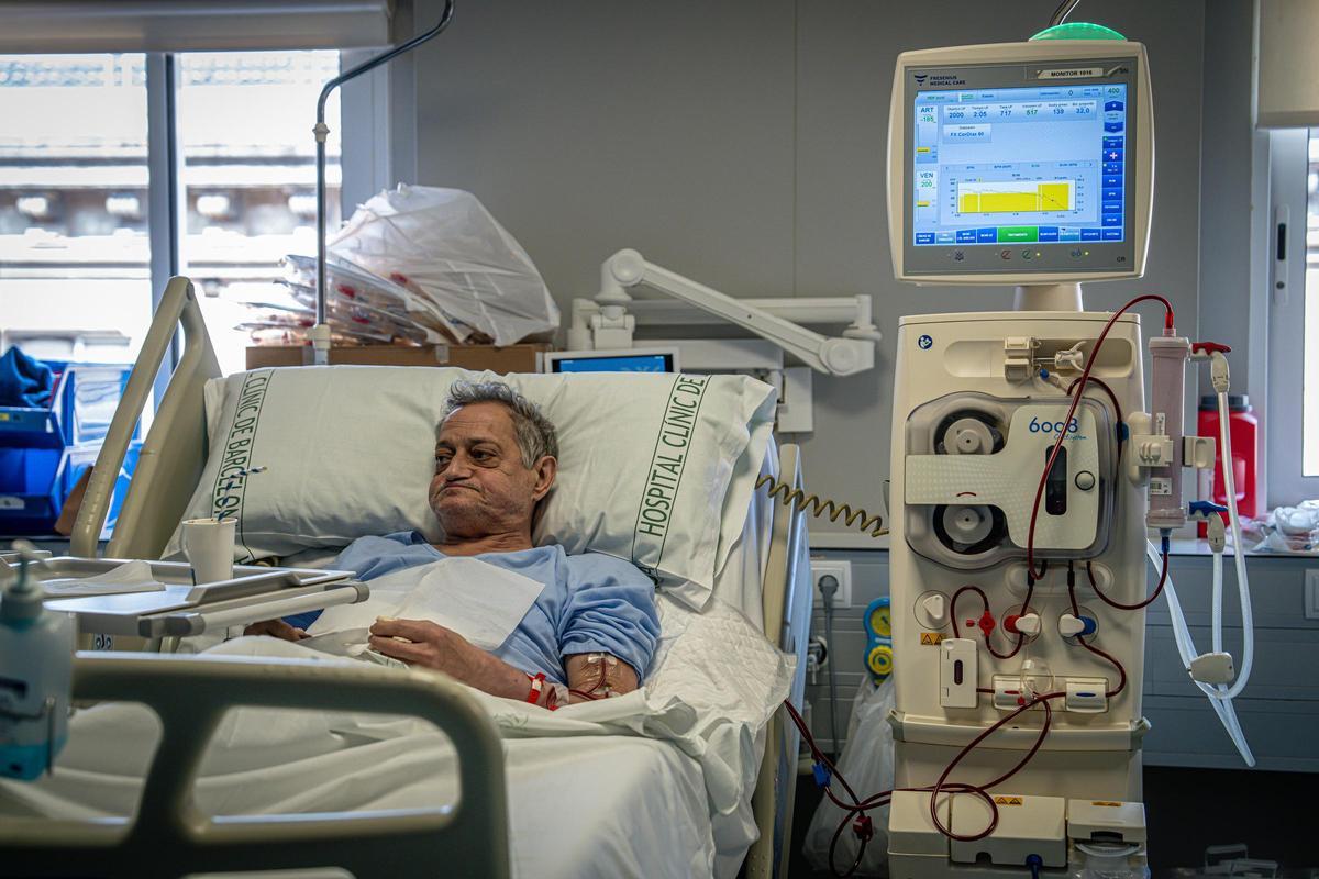 Sala de diálisis del Clínic, este lunes, funcionando gracias a sus generadores.
