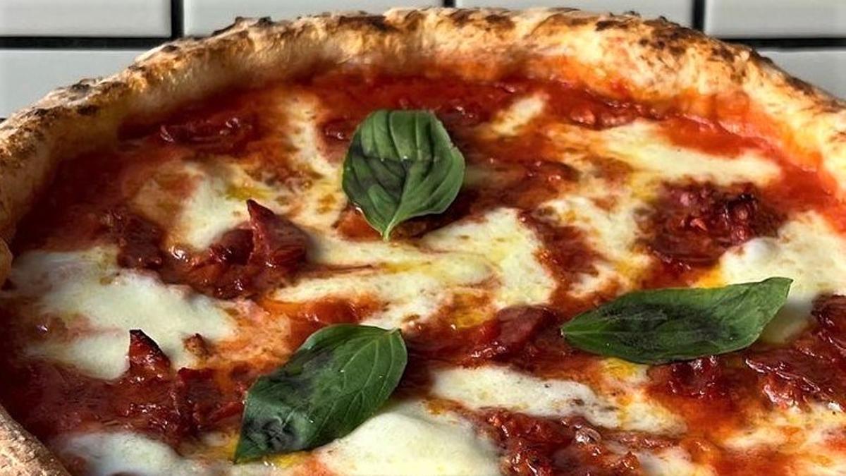 Una pizza de Grosso Napoletano elaborada con queso 'fior di latte'.