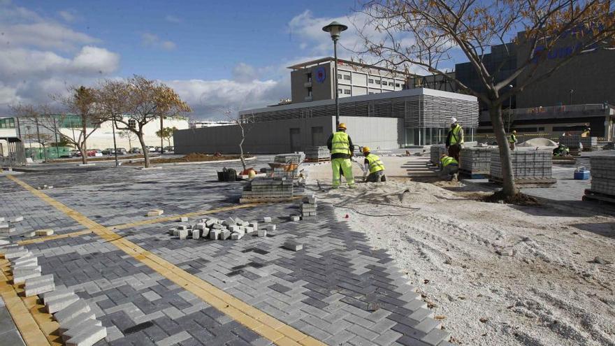 Los operarios han completado el 40% de la reurbanización del entorno de la estación del Palacio de Deportes Martín Carpena.