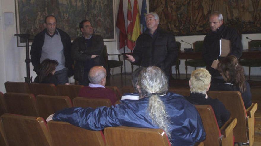 Un momento de la reunión entre los funcionarios del Ayuntamiento y representantes de UGT.