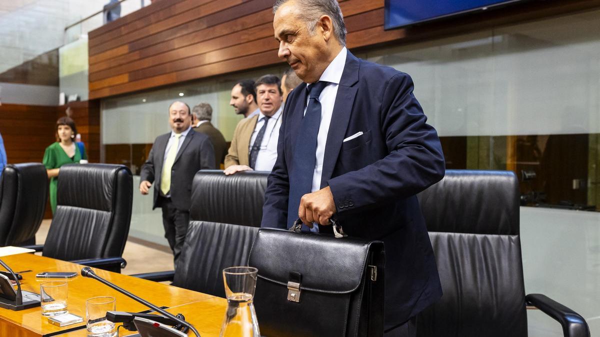 El presidente del Grupo Parlamentario Vox, Ángel Pelayo Gordillo, se acomoda en su escaño para la segunda sesión del Debate sobre el Estado de la Región
