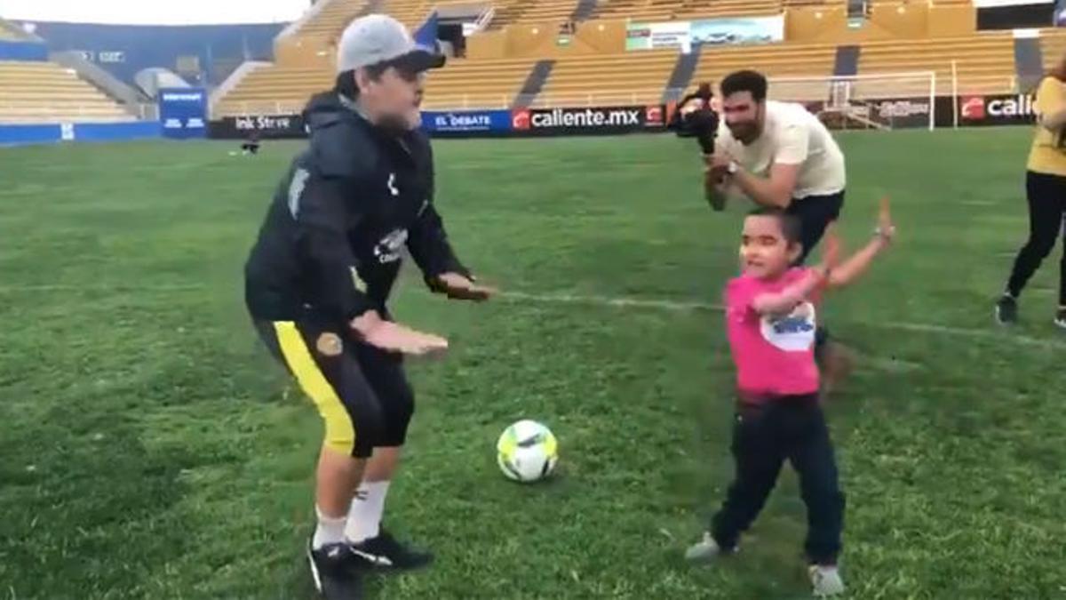 La última de Maradona en Dorados: competición de baile con un joven aficionado