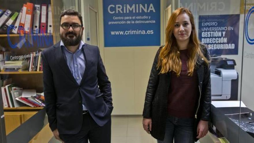 Los investigadores Fernando MIró y Nuria Rodríguez, en el Centro Crímina de la UMH