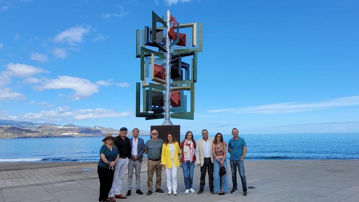 En el centro, la concejala Gemma Martínez, en la inauguración del 'Juguete del Viento' junto al equipo del proyecto.