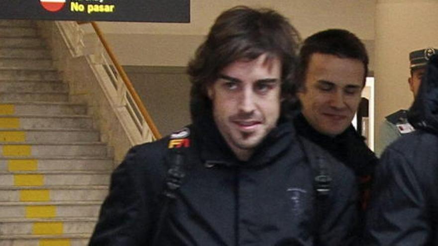 Fernando Alonso a su llegada al aeropuerto de Lanzarote.