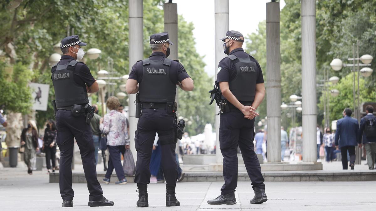 Tres agentes de la Policía Local patrullan por las calles de Córdoba.