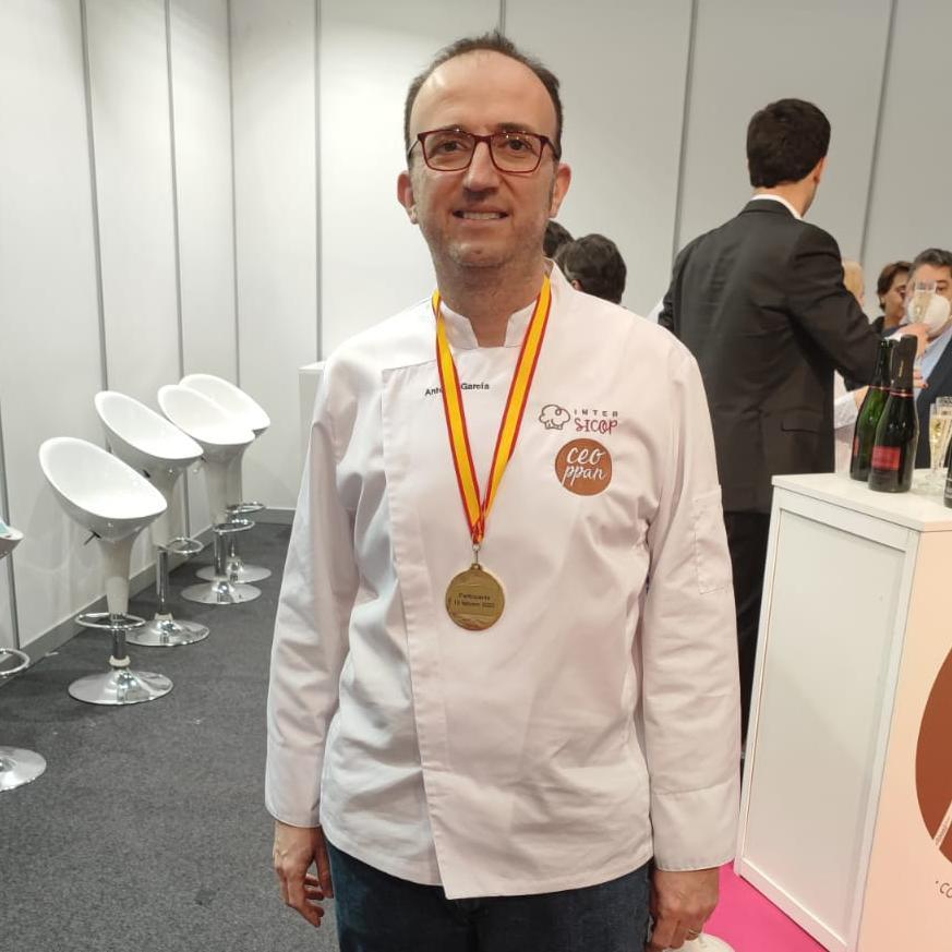 Antonio luciendo la medalla de uno de los premios especiales del jurado del Campeonato de España de Panadería Artesana