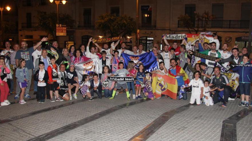 Los aficionados en la plaza de España