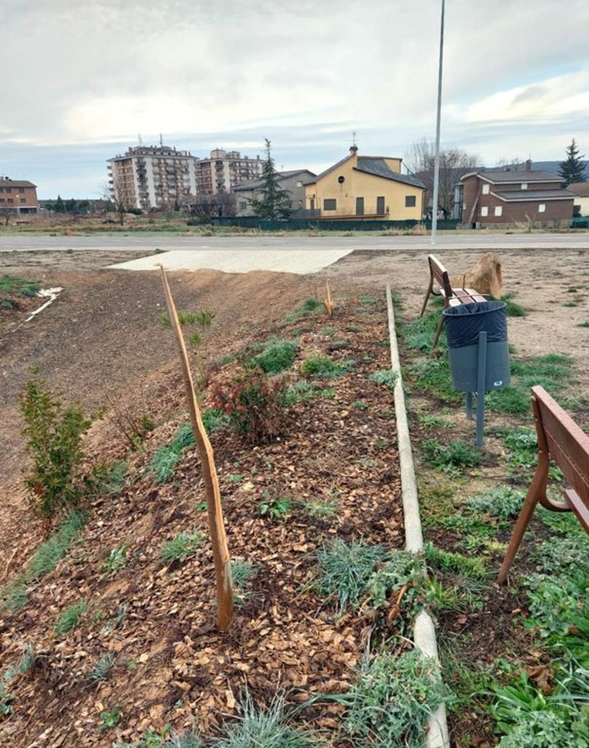 Algunes de les destrosses del parc infantil de l'avinguda de Sant Bertomeu