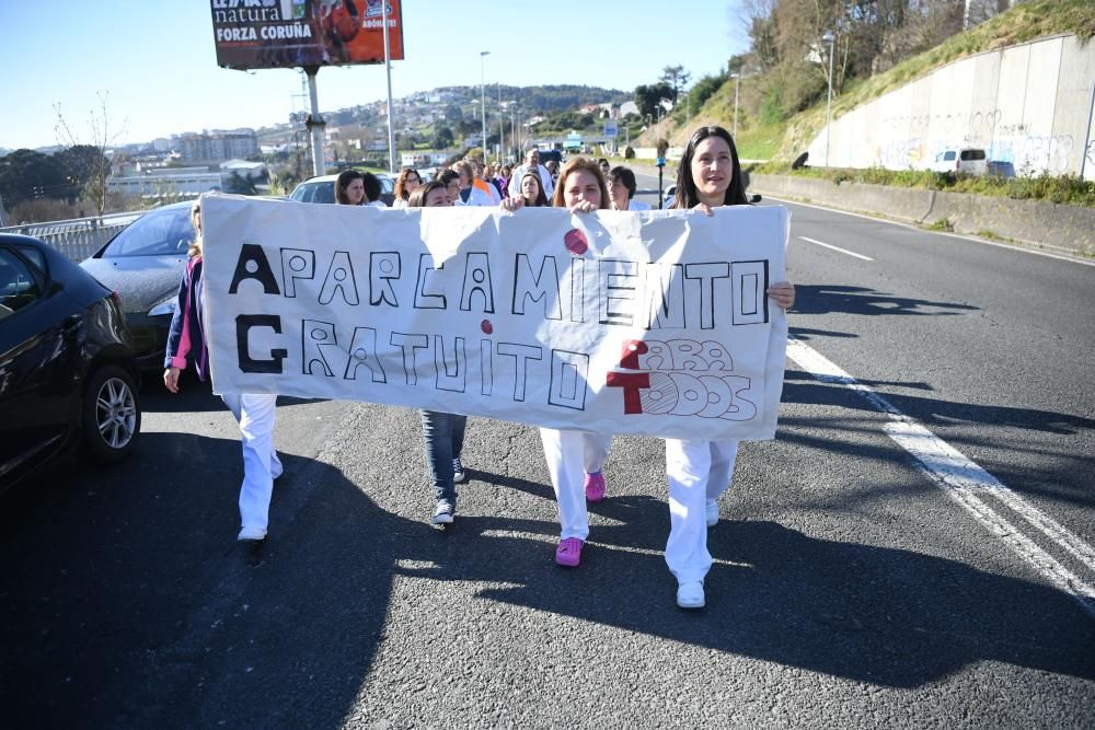 Trabajadores del Materno se movilizan para pedir mas plazas de aparcamiento.