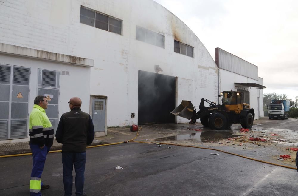 Incendio en un almacén de piensos en Alzira