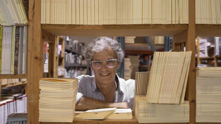Jenar Fèlix envoltat de llibres, els que ell edita i els que distribueix des de Nordest | EDUARD MARTÍ