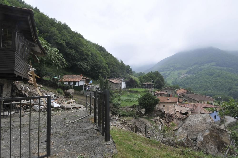 Un argayo obliga a desalojar un pueblo en Lena