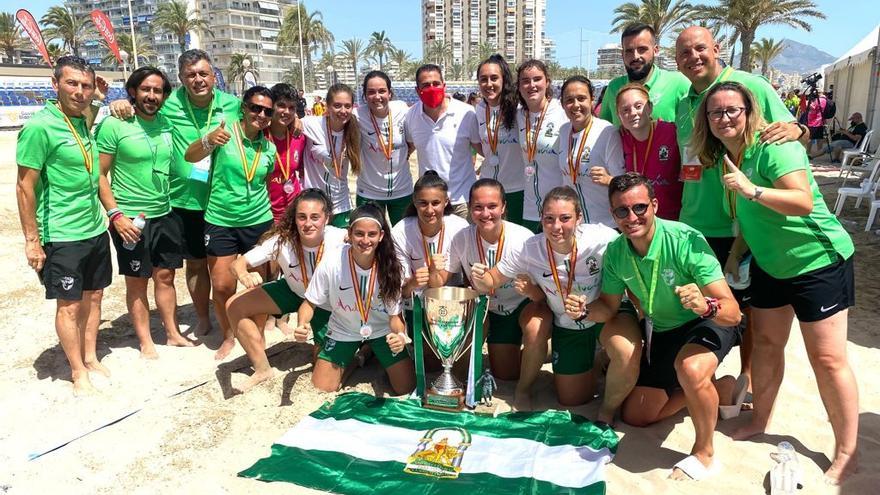 La selección andaluza sub 19 femenina de fútbol playa celebra la conquista del título nacional.