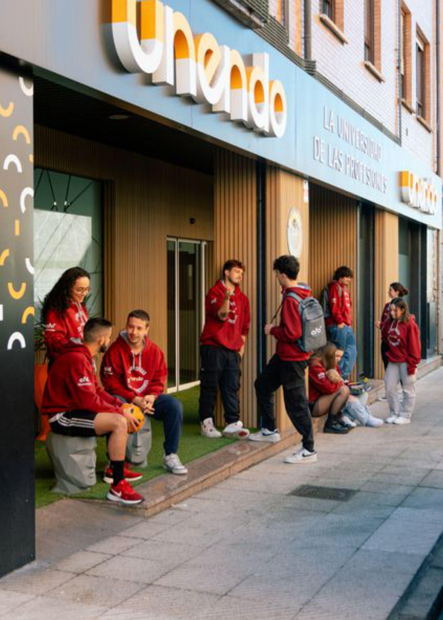 Alumnos en el exterior de Unendo by AFA.