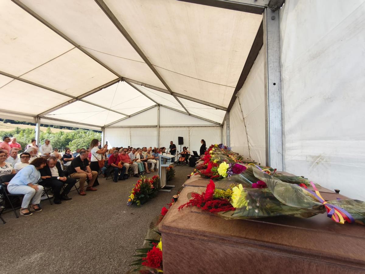 En imágenes, así dio Grado digna sepultura a 60 víctimas de la represión franquista exhumadas de la fosa de El Rellán En imágenes, así dio Grado digna sepultura a 60 víctimas de la represión franquista exhumadas de la fosa de El Rellán