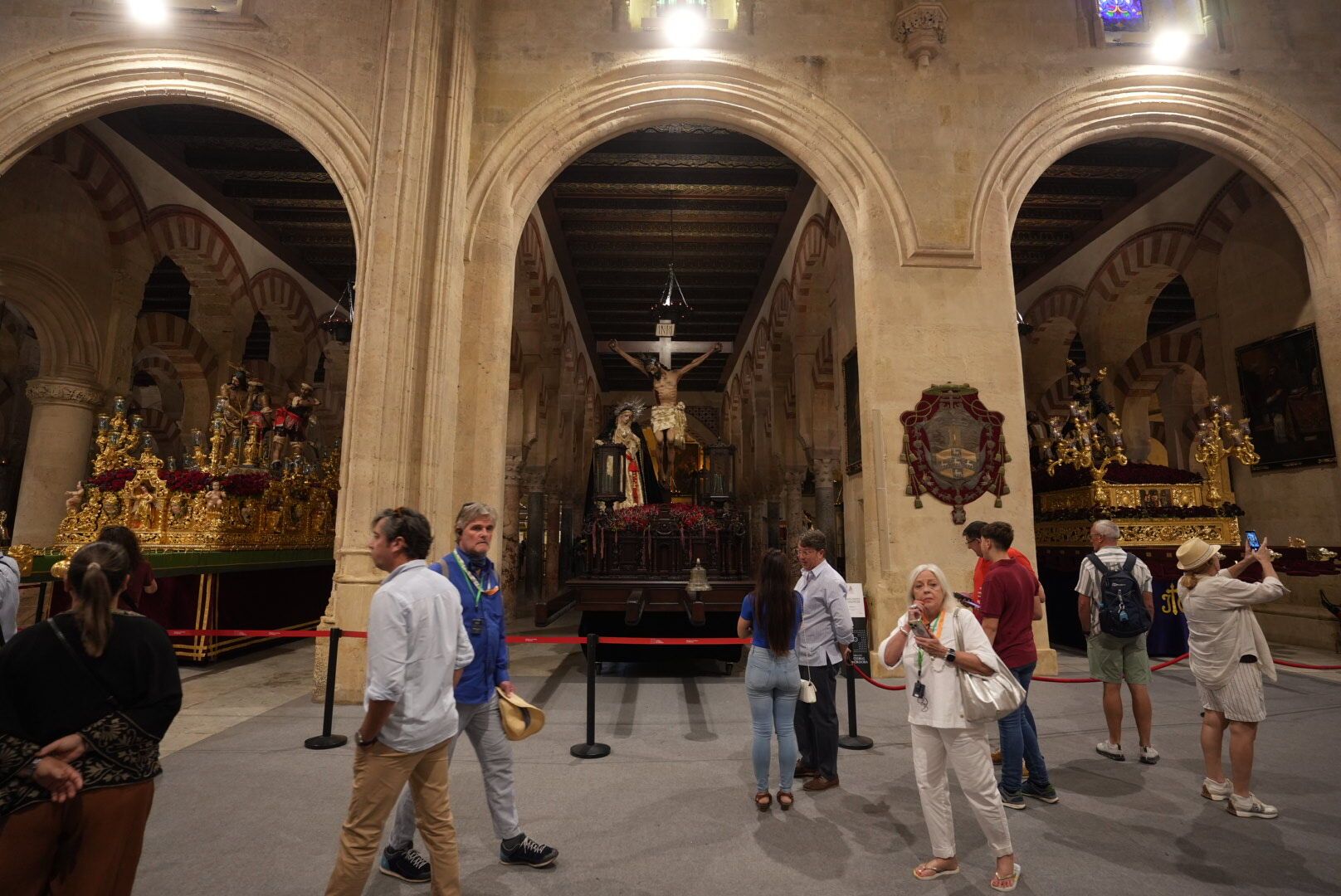 La imágenes del Magno Vía Crucis expuestas en la Mezquita Catedral