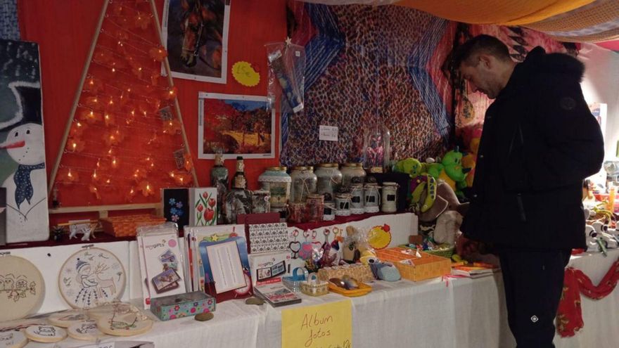 Uno de los voluntarios mirando los productos donados para el mercadillo. | I.A.