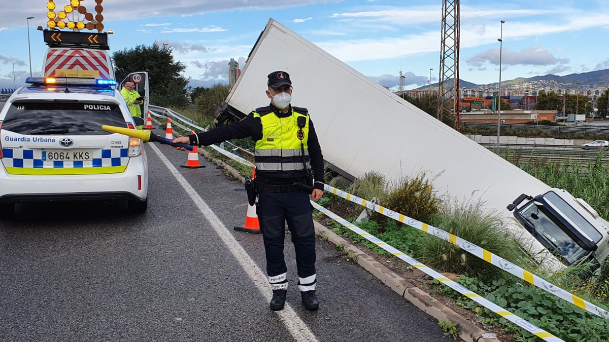 Accidente de un camión en la Ronda Litoral de Barcelona