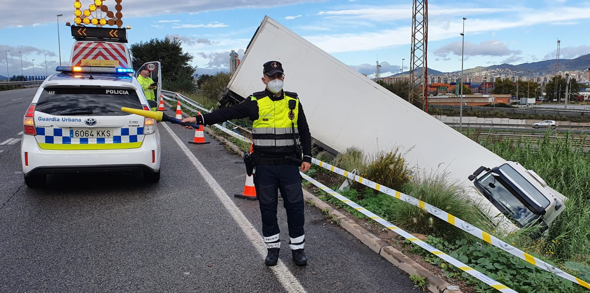 Espectacular accident d’un camió a la Ronda Litoral de Barcelona