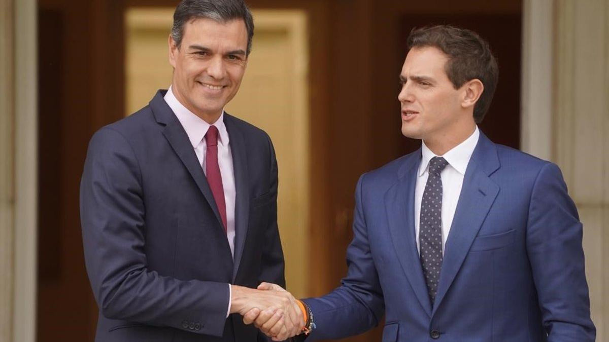 Pedro Sánchez recibe a Albert Rivera en la Moncloa, este martes.