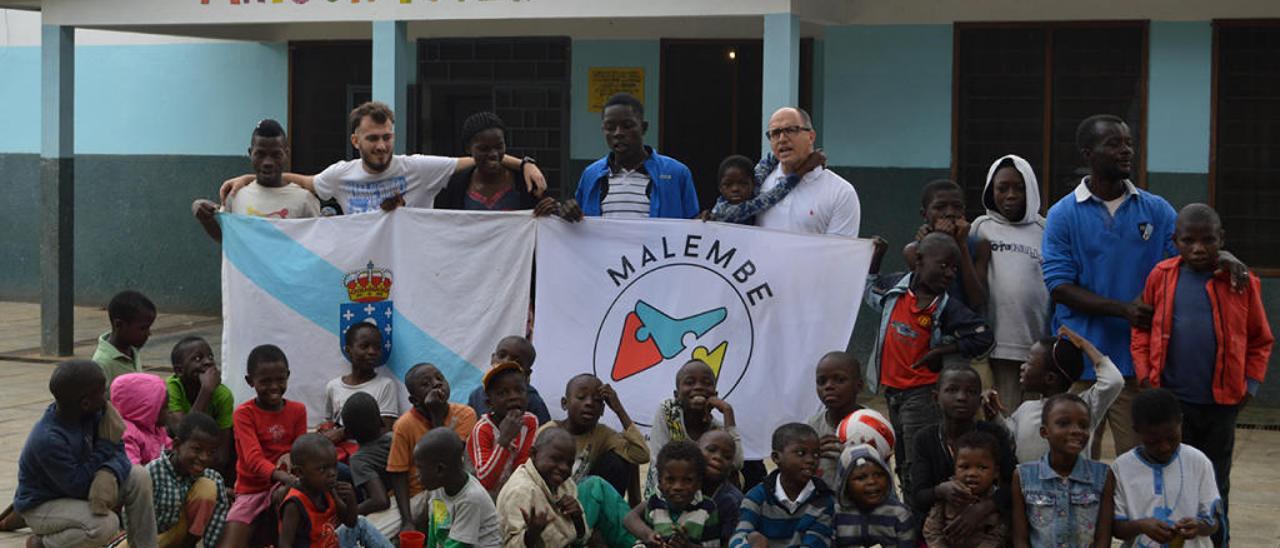 Rafa Martín  y Pablo Varela, con los niños de la ONG Malembe