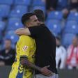 El abrazo de Luis García con Viera, ayer, a la conclusión del partido contra el Granada.