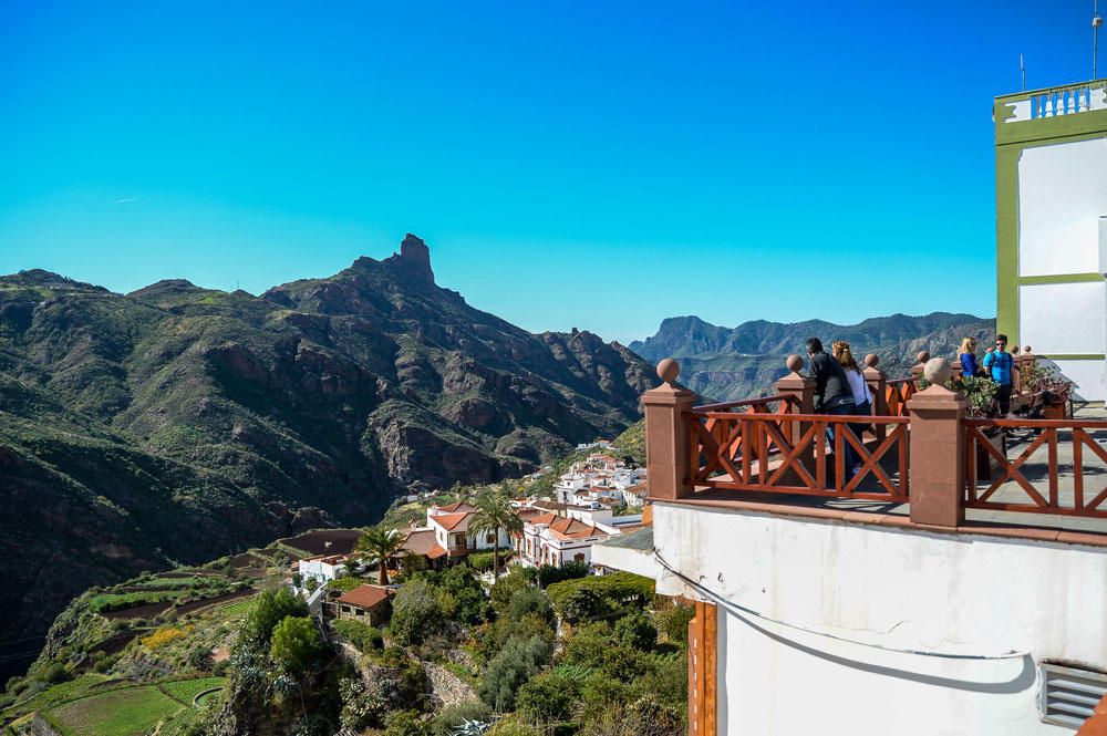 AMBIENTE TURISTAS EN TEJEDA