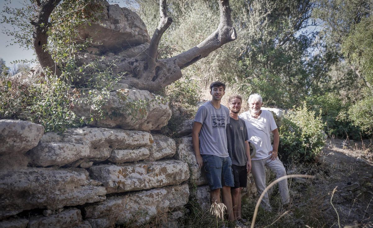 Lull y los colaboradores Toni y Sergi en la muralla romana.
