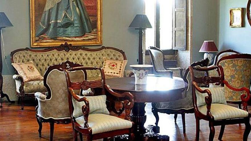 Muebles en uno de los salones del pazo de Meirás