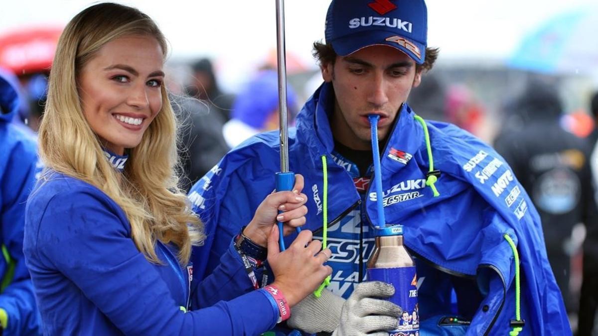 Alex Rins (Suzuki) espera, bajo lluvia, en la parrilla de Silverstone.