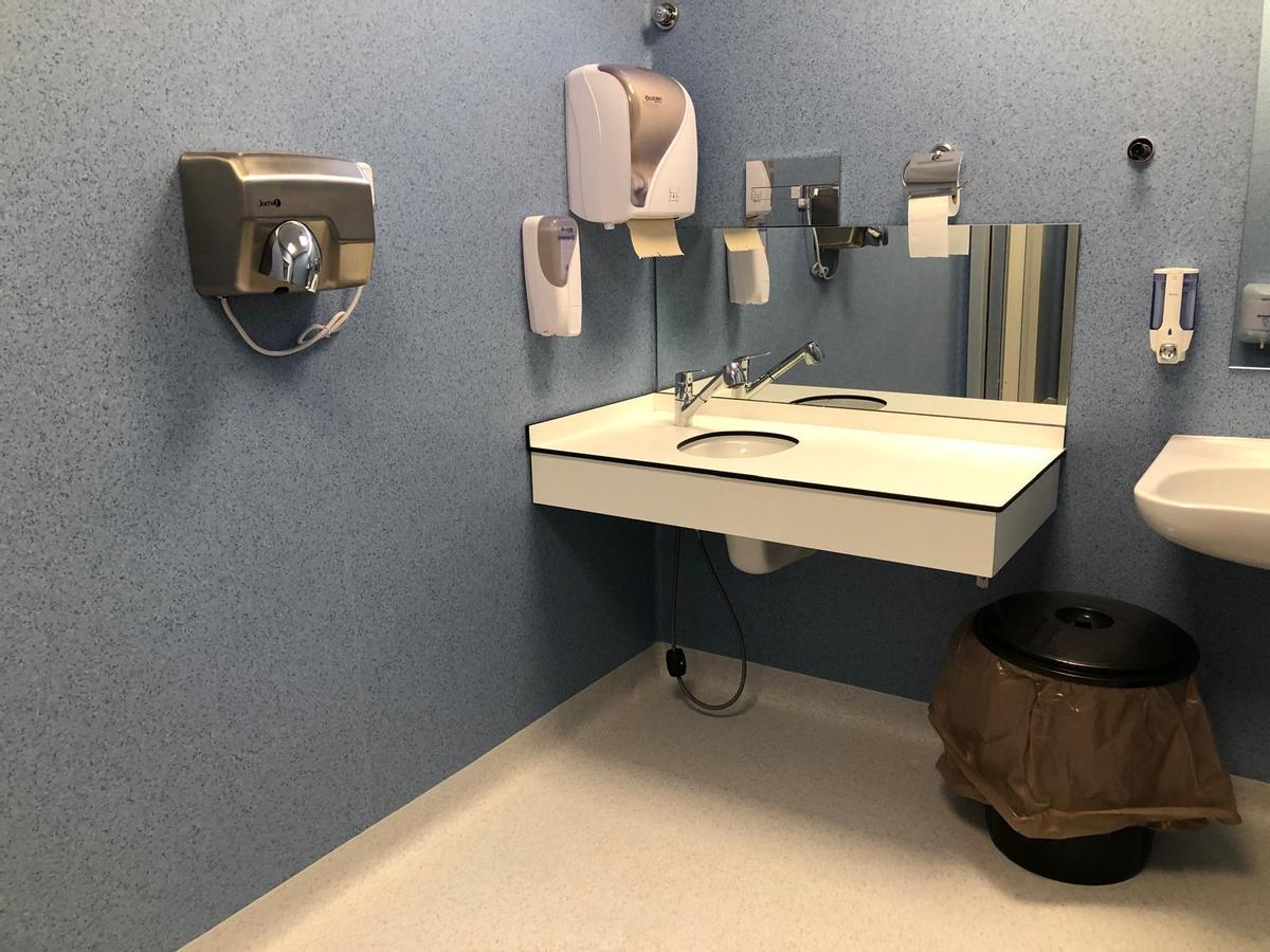 Nuevo baño adaptado para personas ostomizadas en le Hospital Clínico