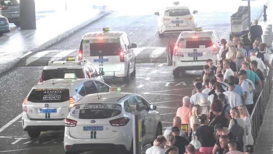 Pasajeros recién aterrizados en El Altet guardan cola para subirse a los taxis que prestan servicio en el aeropuerto de Alicante-Elche, en imagen retrospectiva. | ÁXEL ÁLVAREZ